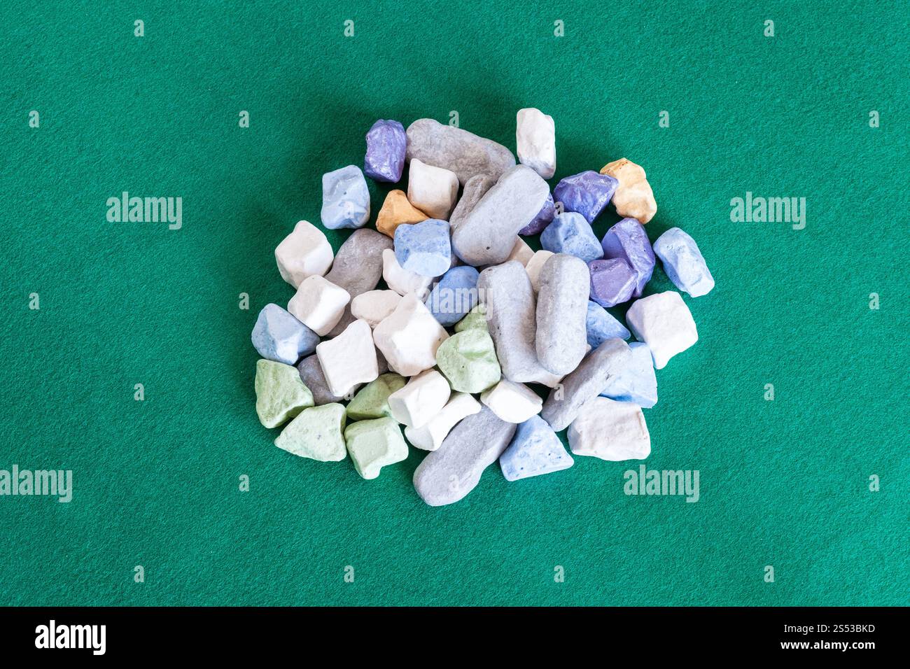Vue de dessus du tas de pierres multicolores sur divers feutrine verte tableau Banque D'Images