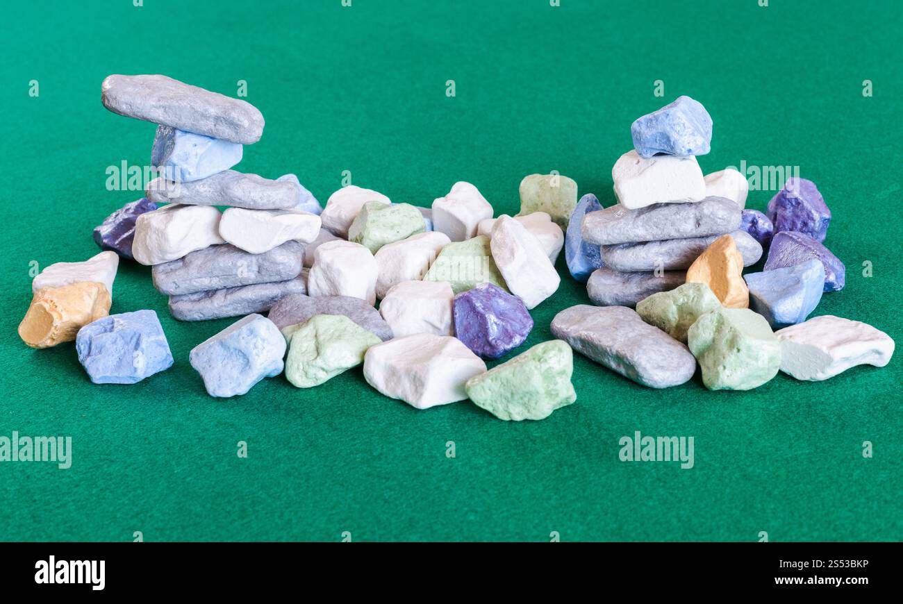 Les cheminées et tas de diverses pierres multicolores sur feutrine verte tableau Banque D'Images
