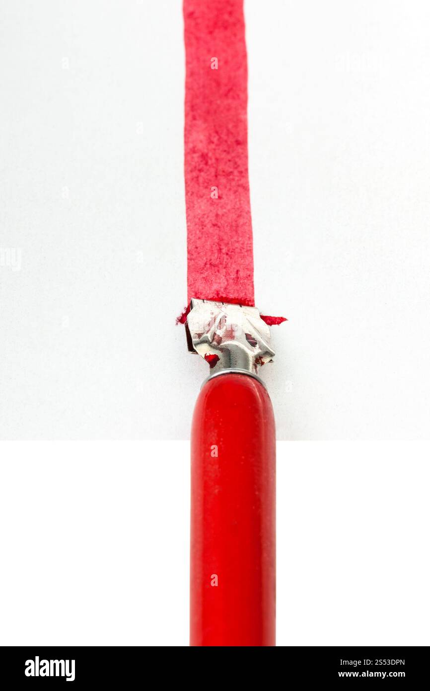 pov de rouge stylo à trempette dessin d'une ligne rouge sur la feuille de papier par une large pointe isolée sur fond blanc Banque D'Images pov de rouge stylo à trempette dessin d'une ligne rouge sur la feuille de papier par une large pointe isolée sur fond blanc Banque D'Images