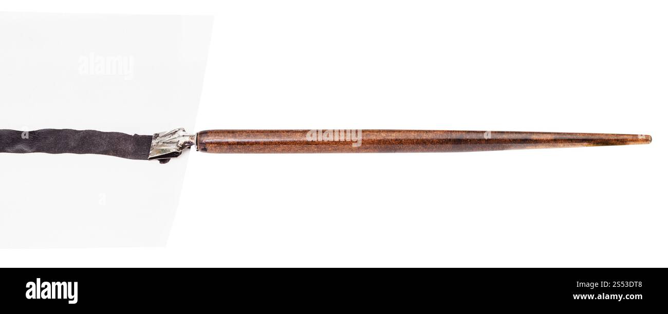 Vue latérale du stylo dip en bois brun dimensions une ligne noire sur la feuille de papier en grande nib isolé sur fond blanc Banque D'Images Vue latérale du stylo dip en bois brun dimensions une ligne noire sur la feuille de papier en grande nib isolé sur fond blanc Banque D'Images