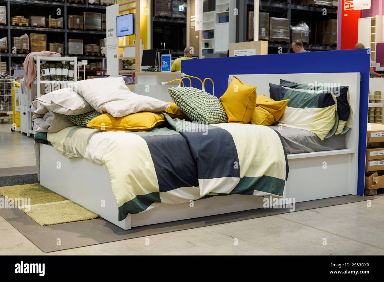 Gorizia, Italie - 21 septembre 2024 : à l'intérieur de la salle d'exposition de literie et de mobilier d'un magasin IKEA, le plus grand détaillant de meubles au monde. Banque D'Images