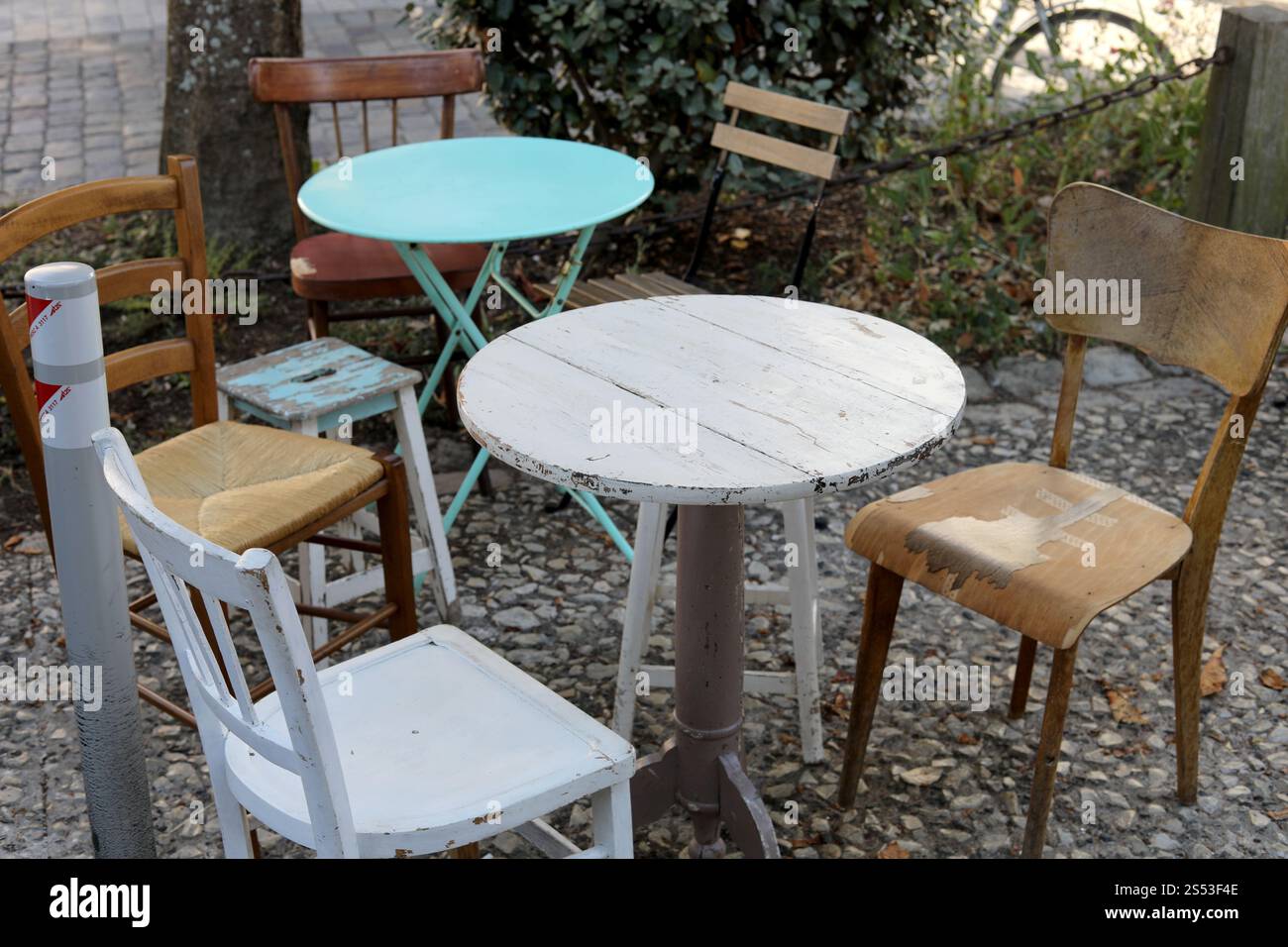 Un bel ensemble de tables et de chaises en bois dans une jolie ville en Ile de Ré sur la côte ouest de la France, Europe. Banque D'Images