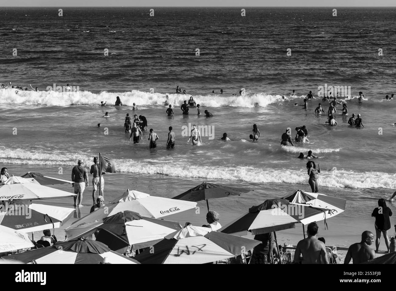 Salvador, Bahia, Brésil - 05 janvier 2025 : des foules de gens sont vus sur la plage de Farol da Barra s'amuser et se baigner dans la mer. Salvador, Bahia. Banque D'Images