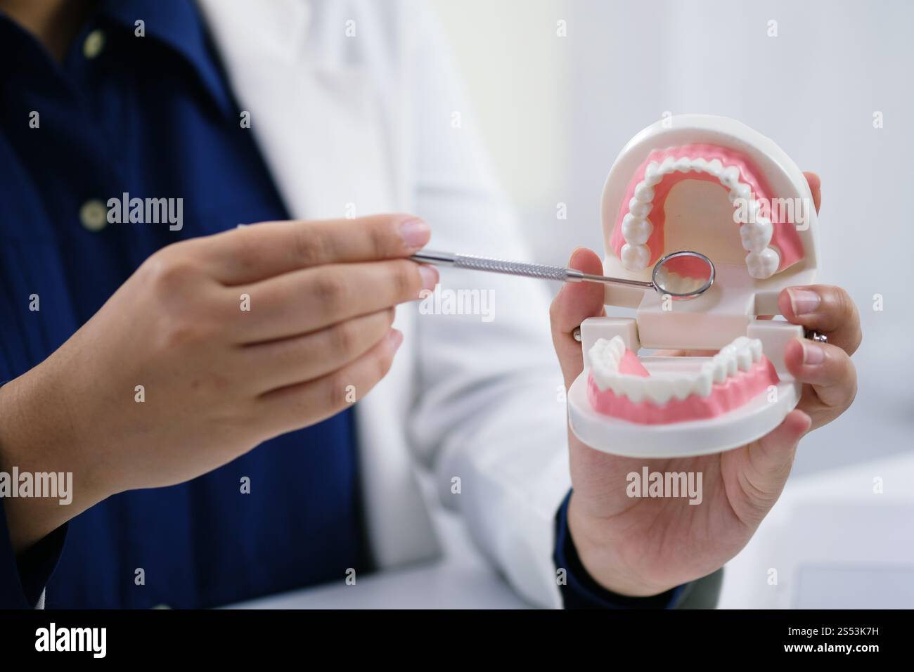 Dentiste examinant les dents d'un patient traitement médical au cabinet dentaire. Banque D'Images