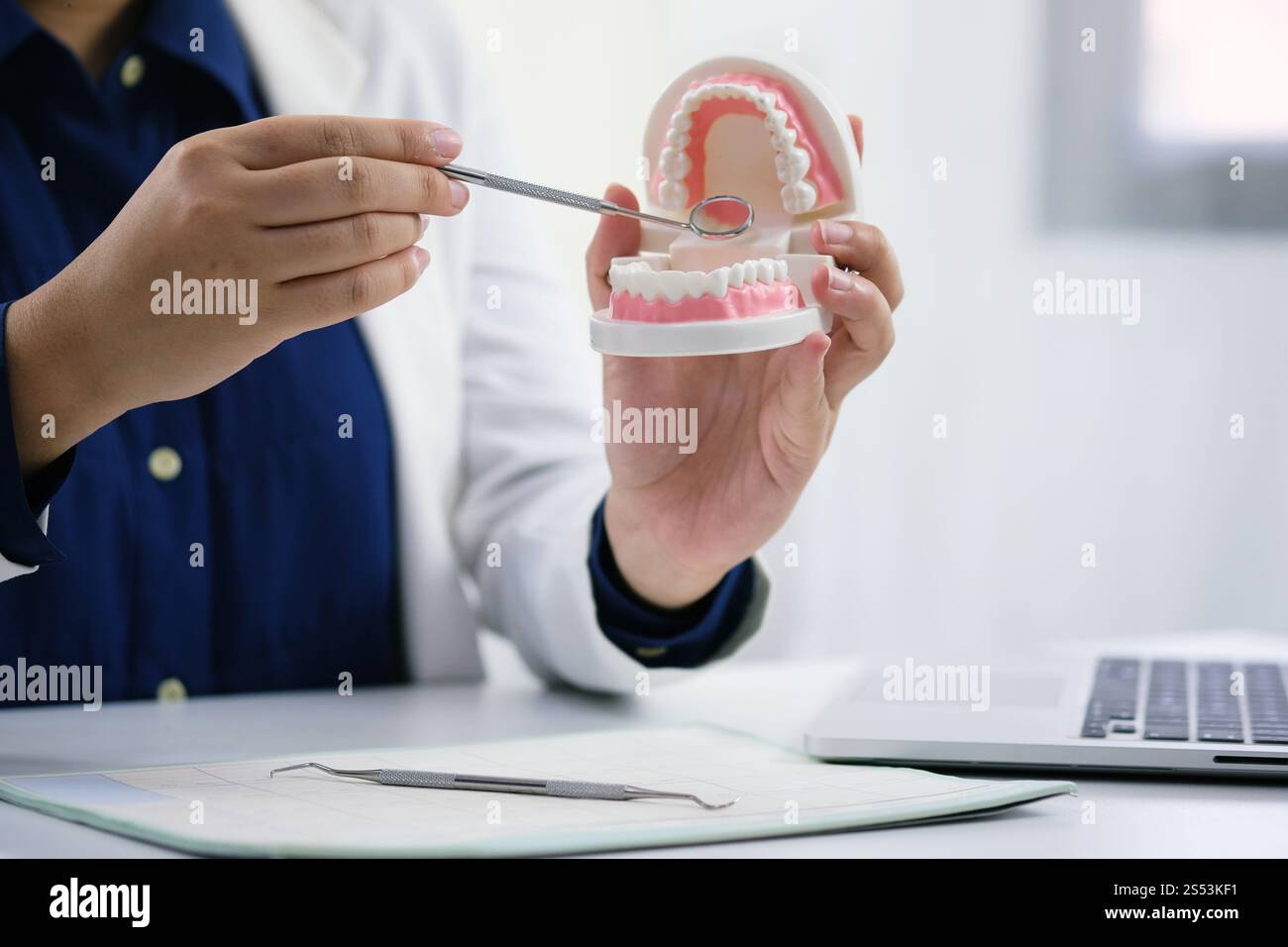 Dentiste examinant les dents d'un patient traitement médical au cabinet dentaire. Banque D'Images