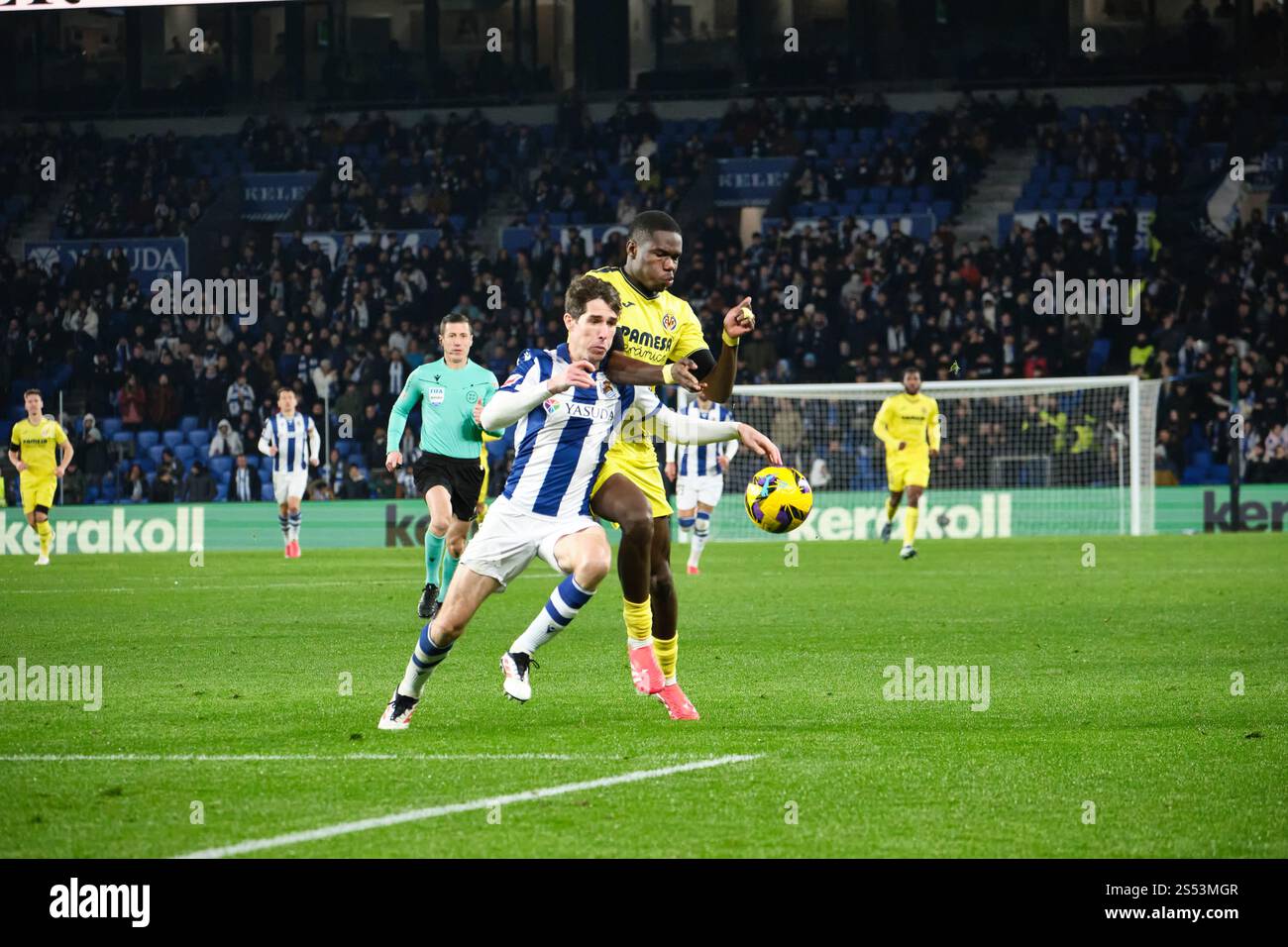 Donostia / San Sebastián, Gipuzkoa, Espagne - 13 janvier 2025 : Aritz Elustondo en compétition pour le ballon avec Barry dans le match Real Sociedad vs Villarreal, qui fait partie des SPORTS LaLiga EA en Espagne, au stade Reale Arena. Crédit : Rubén Gil/Alamy Live News. Banque D'Images