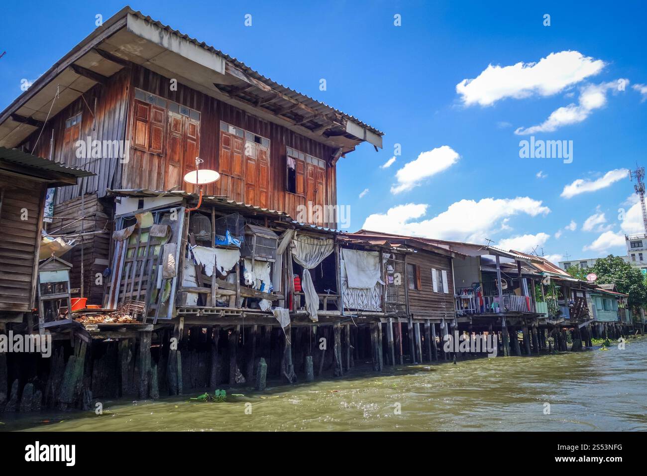 Maisons anciennes traditionnelles sur Khlong, Bangkok, Thaïlande. Maisons traditionnelles sur Khlong, Bangkok, Thaïlande Banque D'Images