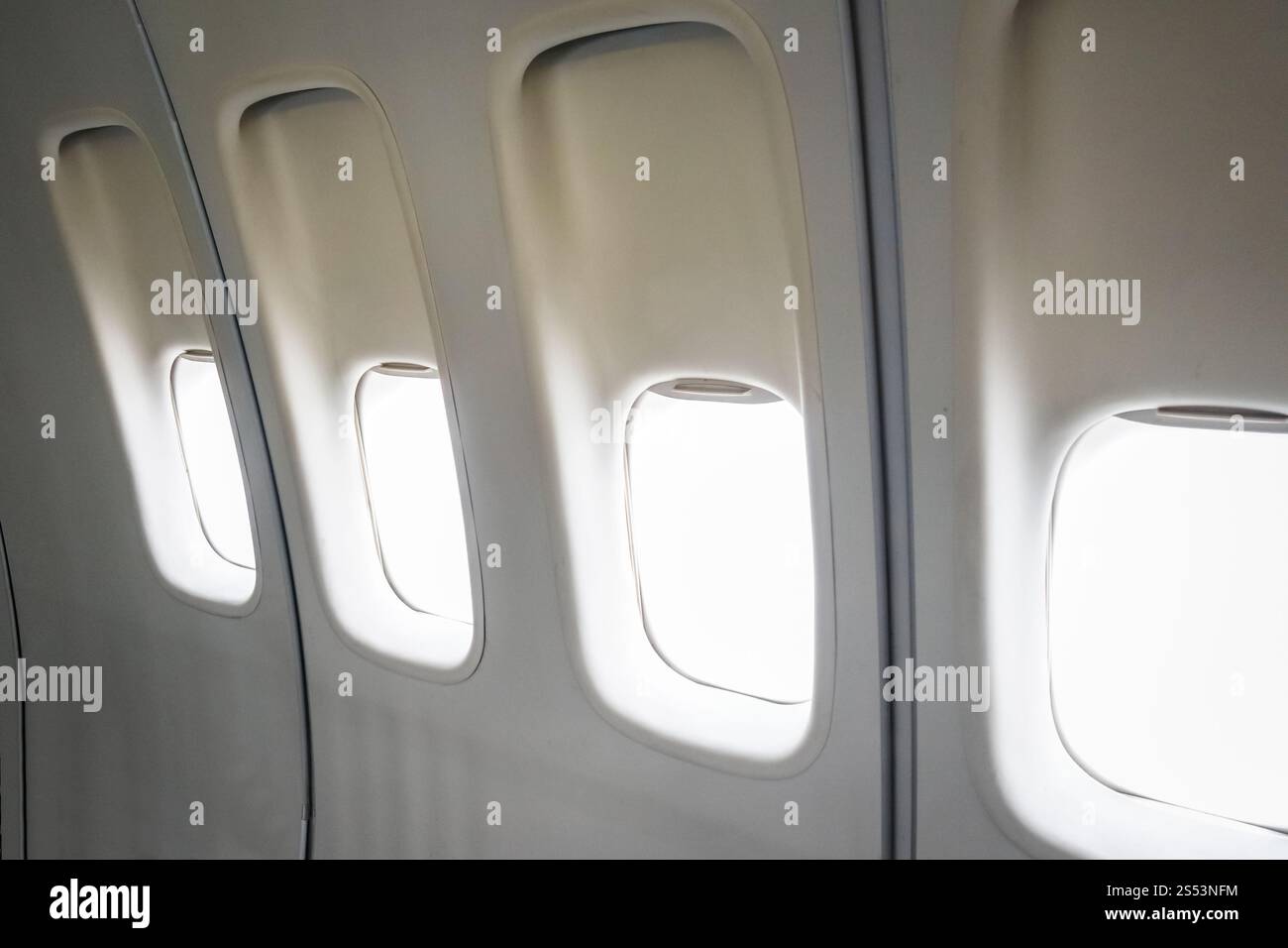 Fenêtres d'avion vierges dans une cabine de vol commercial. Vitres d'avion vierges Banque D'Images Fenêtres d'avion vierges dans une cabine de vol commercial. Vitres d'avion vierges Banque D'Images