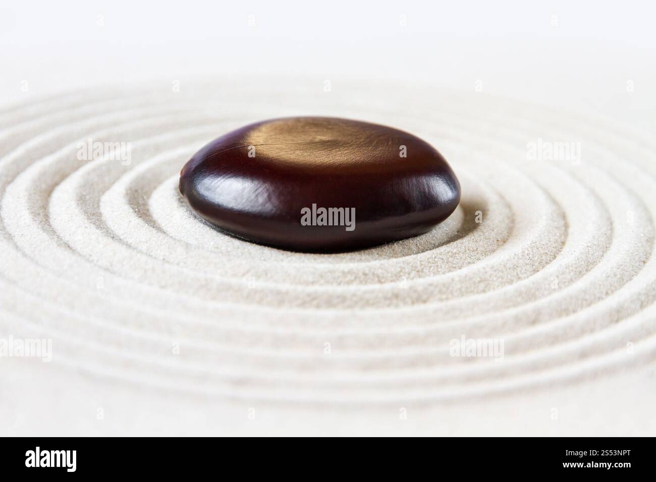 Pierre noire dans le sable. Scène de fond de jardin japonais zen. Fond de jardin japonais zen Banque D'Images