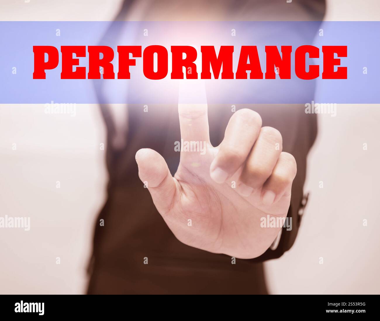 Femme d'affaires touche PERFORMANCE texte Banque D'Images