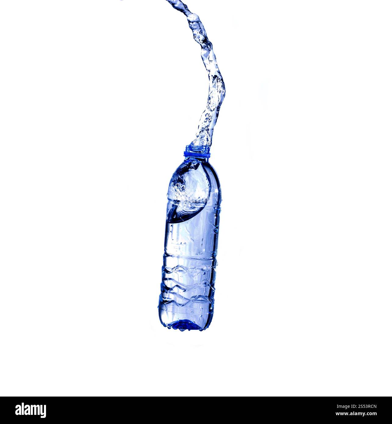 Projection d'eau d'une bouteille en plastique Banque D'Images