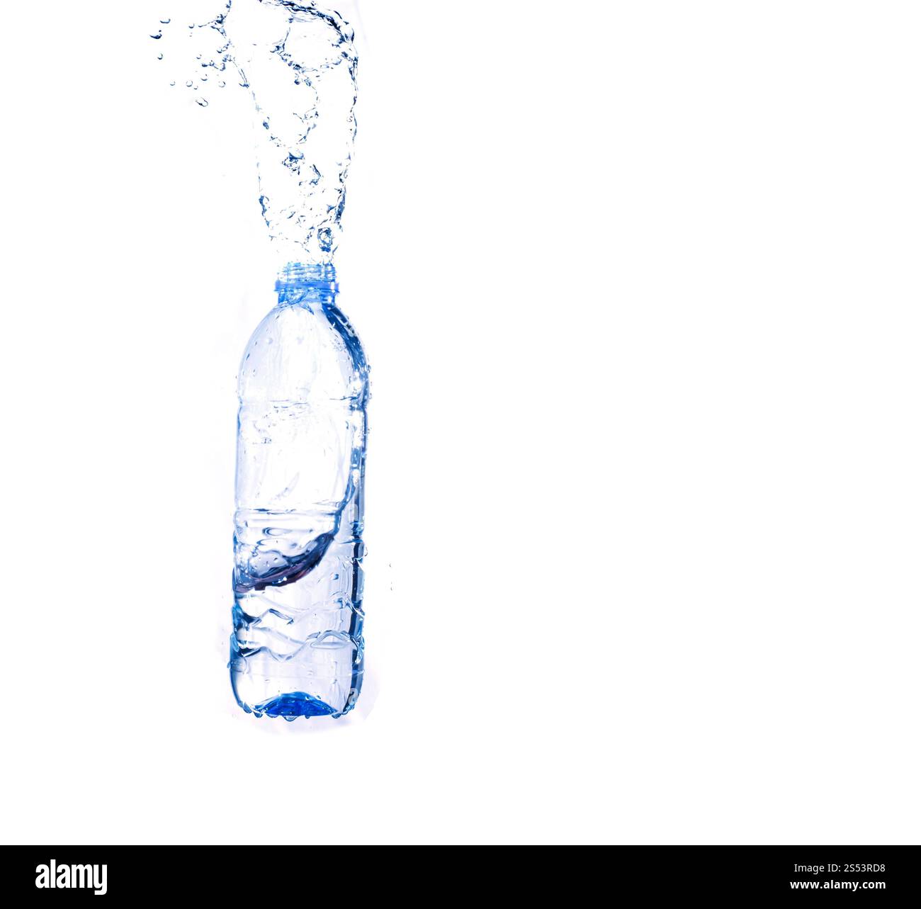 Projection d'eau d'une bouteille en plastique Banque D'Images