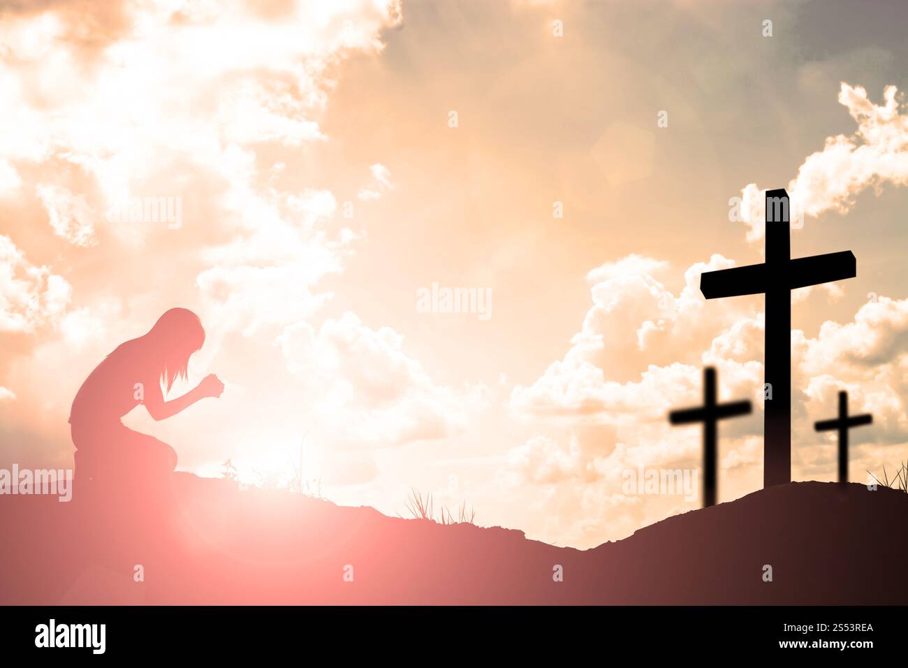 Silhouette de femme priant sur un magnifique fond de ciel Banque D'Images