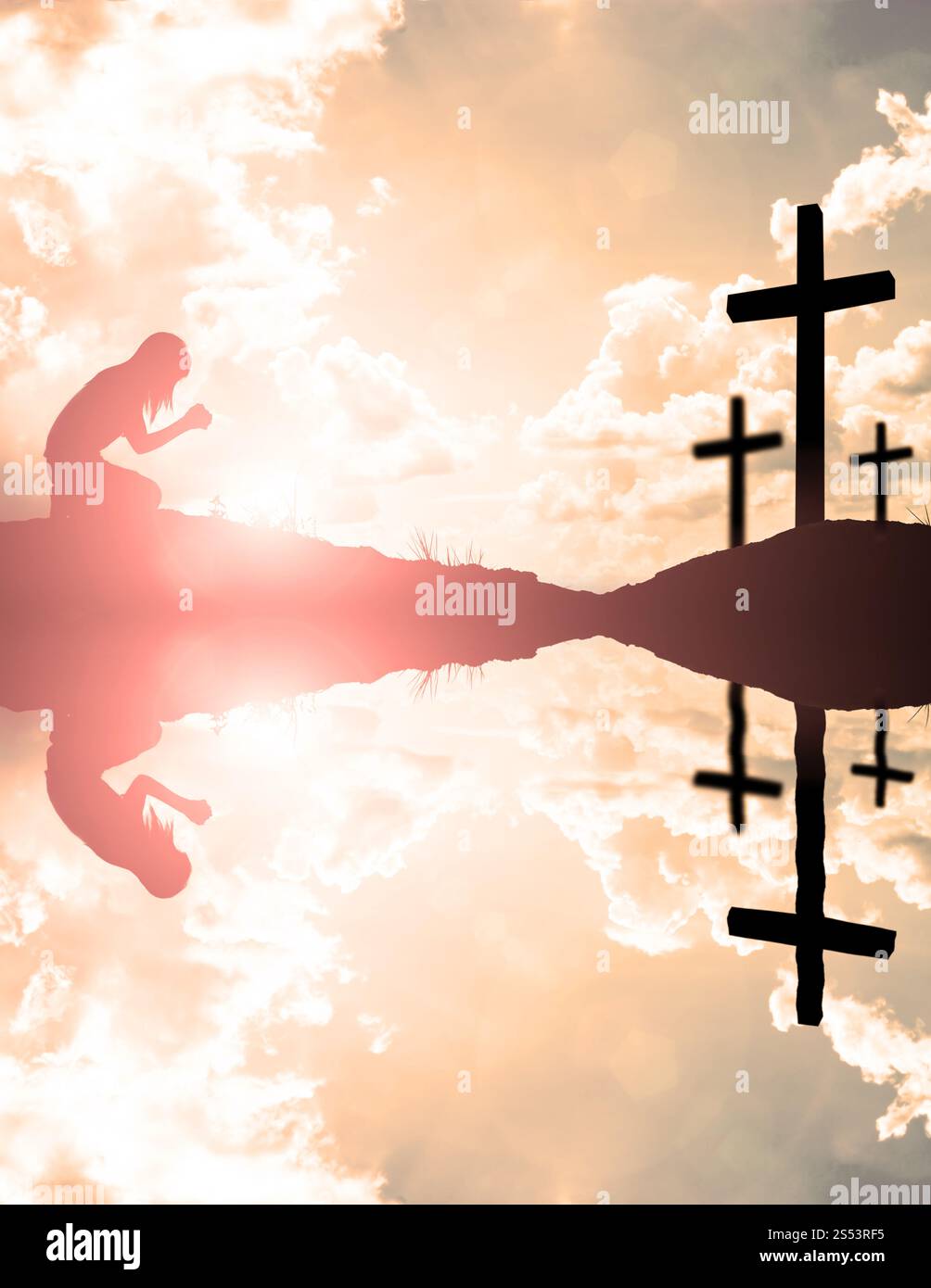 Silhouette de femme priant sur un magnifique fond de ciel Banque D'Images