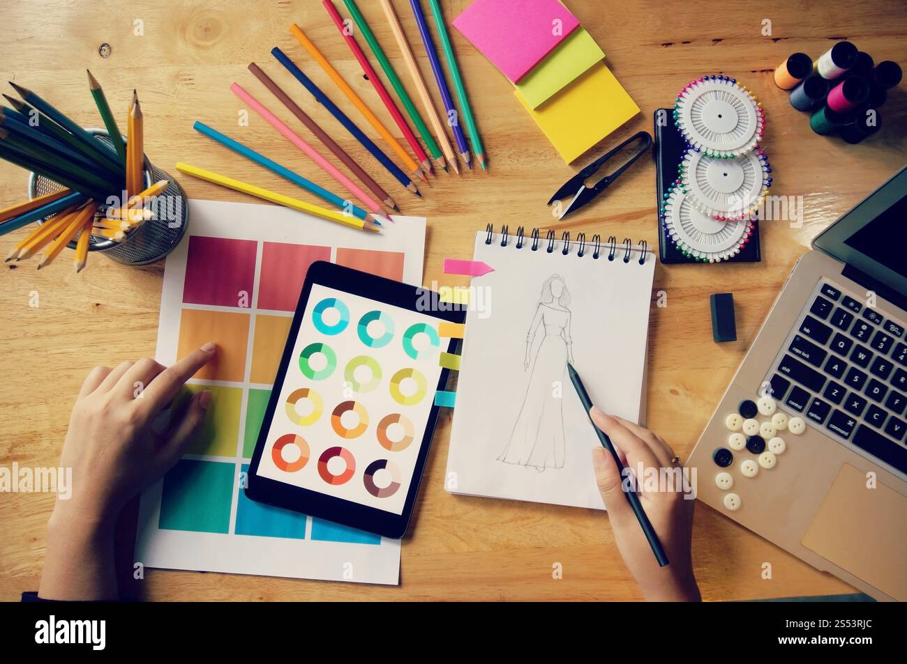 Créateur de mode élégant travail de croquis de la nouvelle collection dans l'atelier. Creative Design Concept. Banque D'Images Créateur de mode élégant travail de croquis de la nouvelle collection dans l'atelier. Creative Design Concept. Banque D'Images