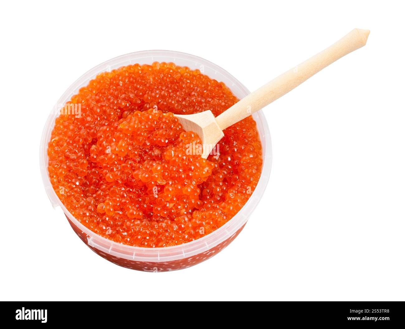 Récipient en plastique avec du caviar rouge russe salé du poisson Saumon rose et grande cuillère en bois isolé sur fond blanc Banque D'Images