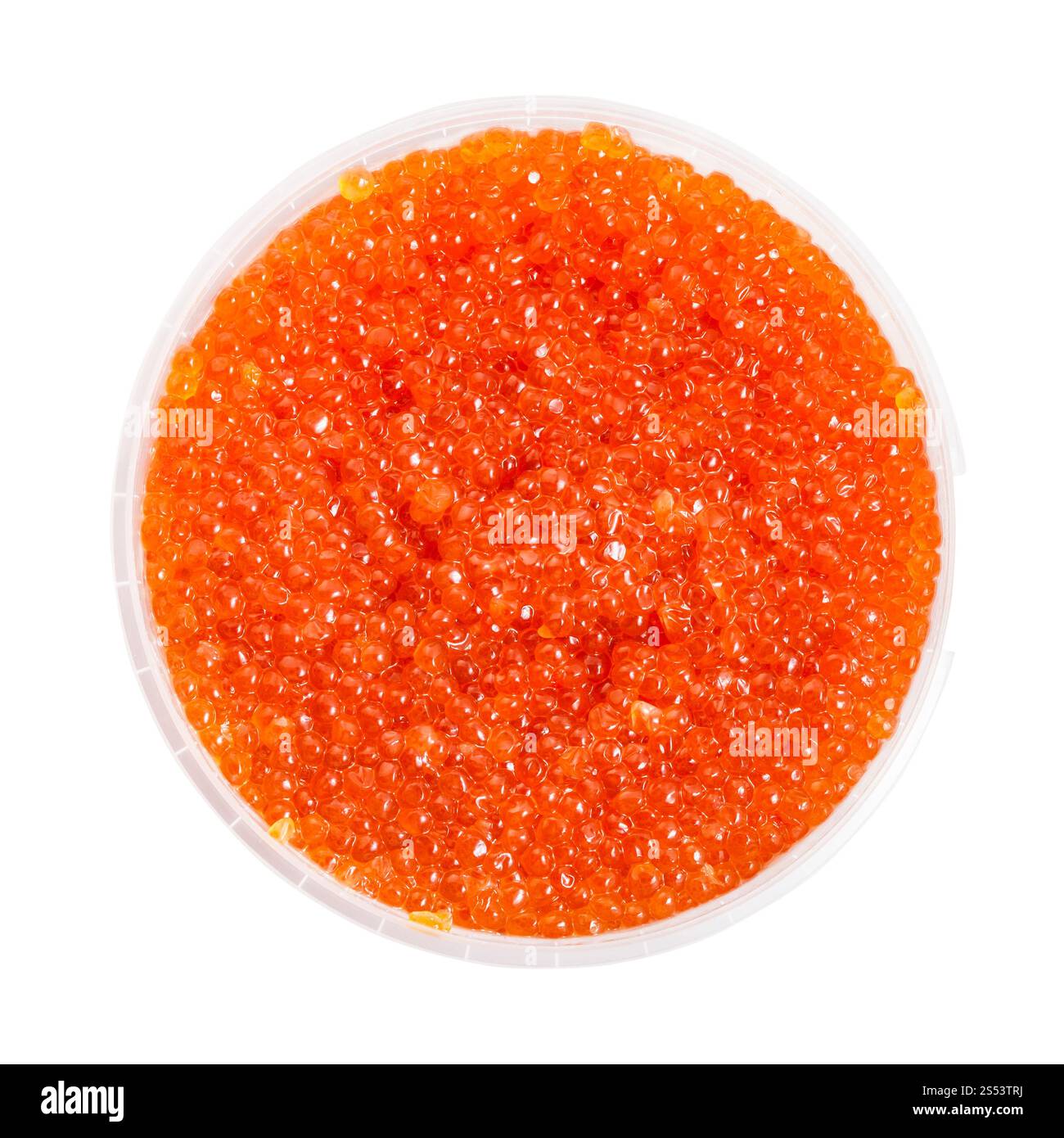 Vue de dessus du récipient en plastique avec du caviar rouge russe salé du poisson Saumon rose isolé sur fond blanc Banque D'Images