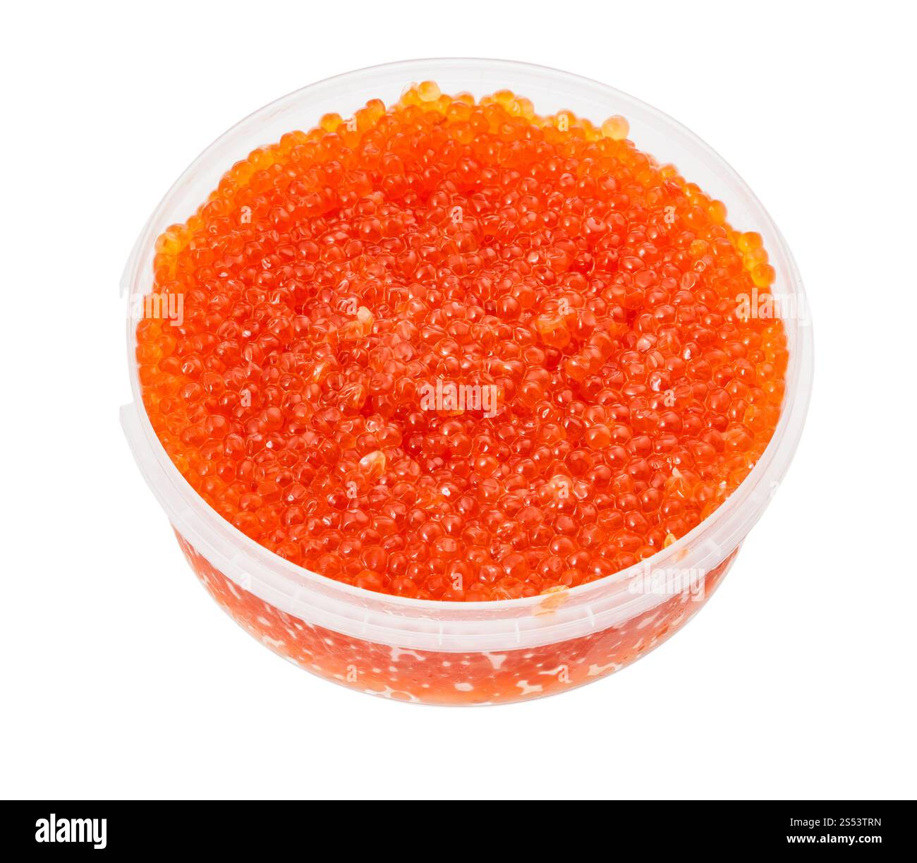 Récipient en plastique avec du caviar rouge russe salé du poisson Saumon rose isolé sur fond blanc Banque D'Images