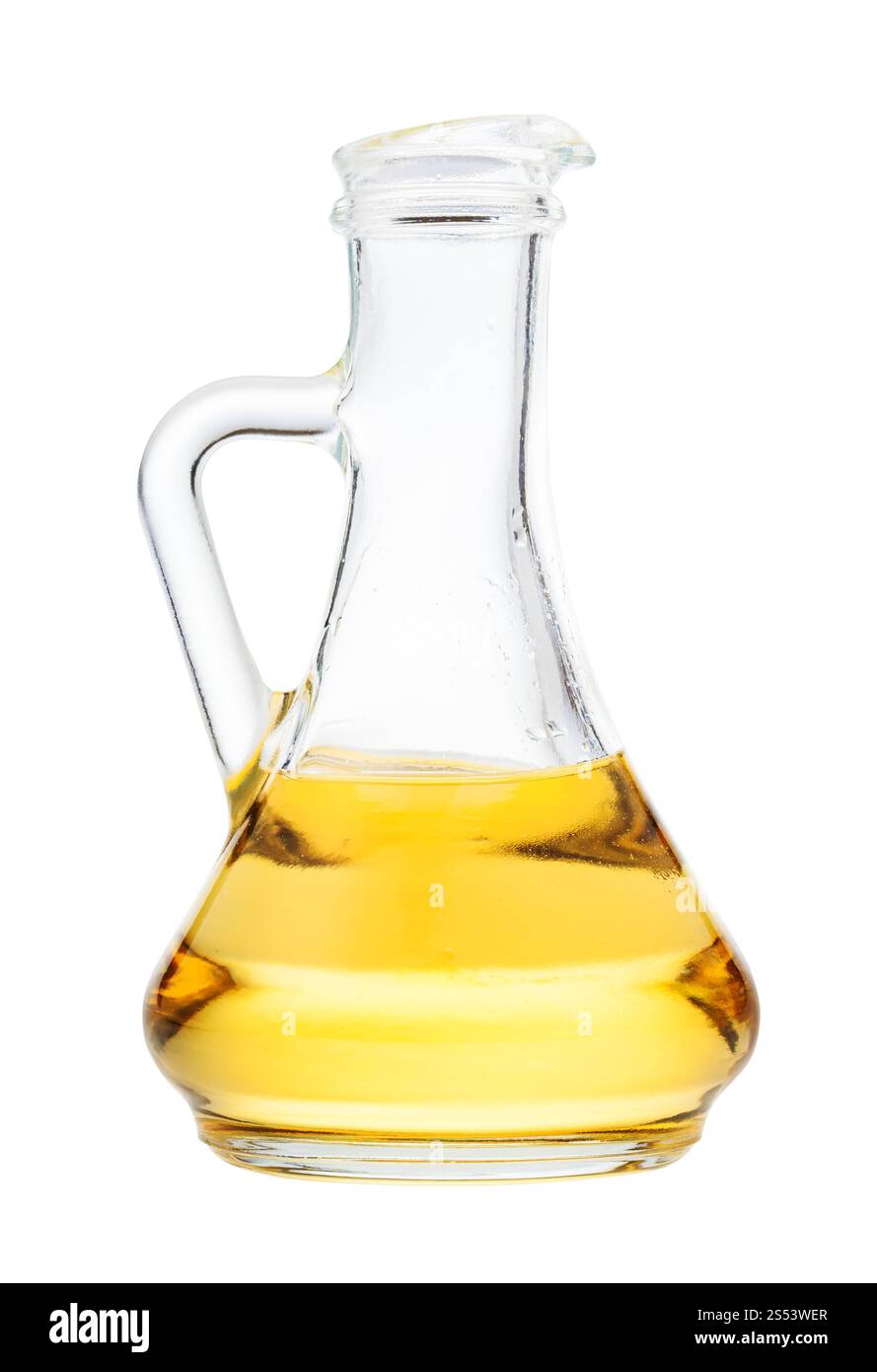 Vue latérale du verseuse en verre avec de l'huile végétale isolé sur fond blanc Banque D'Images