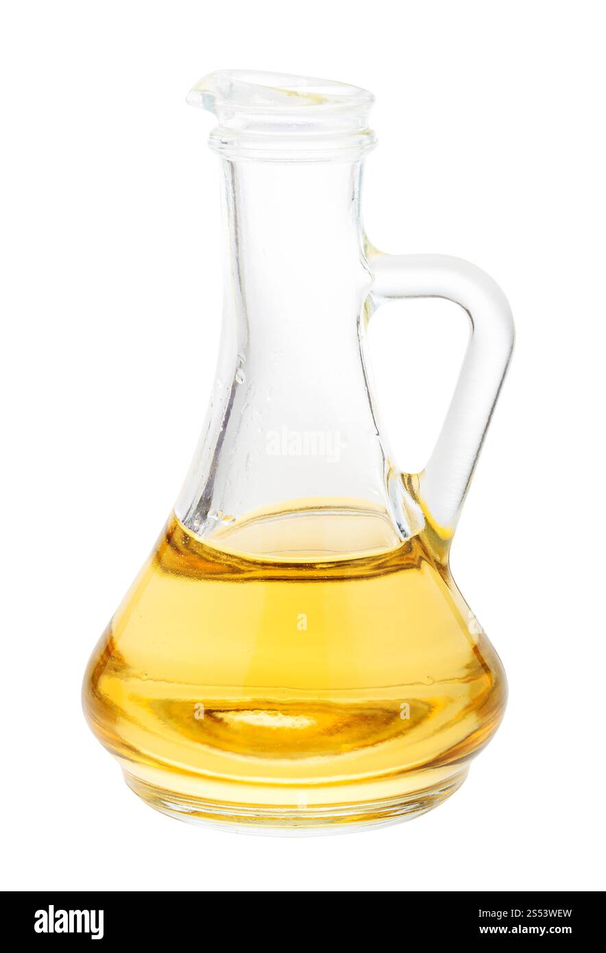 Verseuse en verre avec de l'huile végétale isolé sur fond blanc Banque D'Images