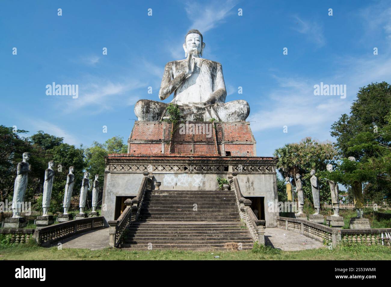 Un grand Bouddha au temple Wat ek phnom au sud de la ville Battambang au Cambodge. Cambodge, Battambang, novembre 2018. CAMBODGE BATTAMBANG WAT EK Banque D'Images