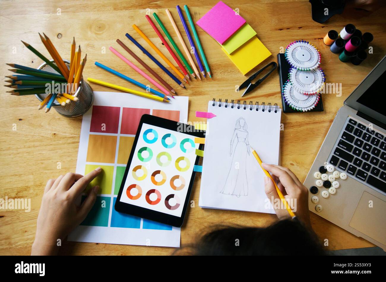 Créateur de mode élégant travail de croquis de la nouvelle collection dans l'atelier. Creative Design Concept. Banque D'Images Créateur de mode élégant travail de croquis de la nouvelle collection dans l'atelier. Creative Design Concept. Banque D'Images