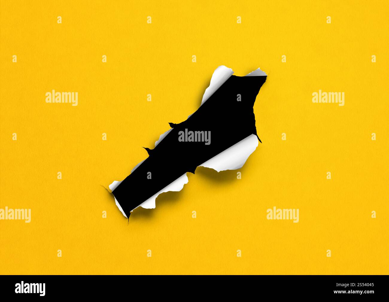 Papier jaune déchiré avec trou noir. modèle d'arrière-plan vierge. Papier jaune déchiré avec trou noir Banque D'Images