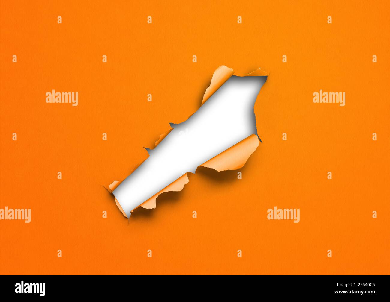 Papier déchiré orange avec trou. modèle d'arrière-plan vierge. Papier déchiré orange avec trou Banque D'Images