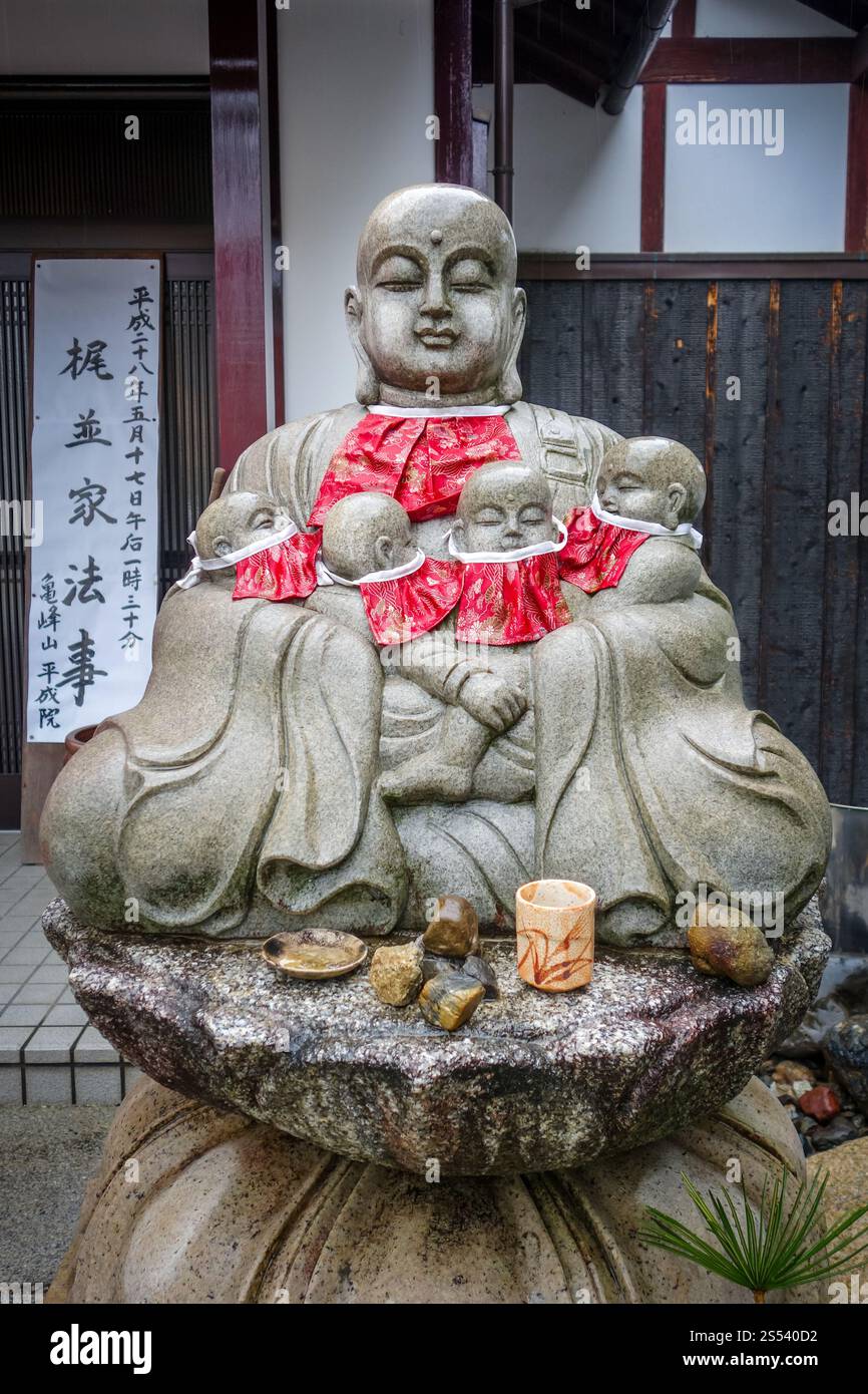 Statue de Jizo avec bavoirs rouges dans le temple Arashiyama, Kyoto, Japon. Statue de Jizo dans le temple Arashiyama, Kyoto, Japon Banque D'Images