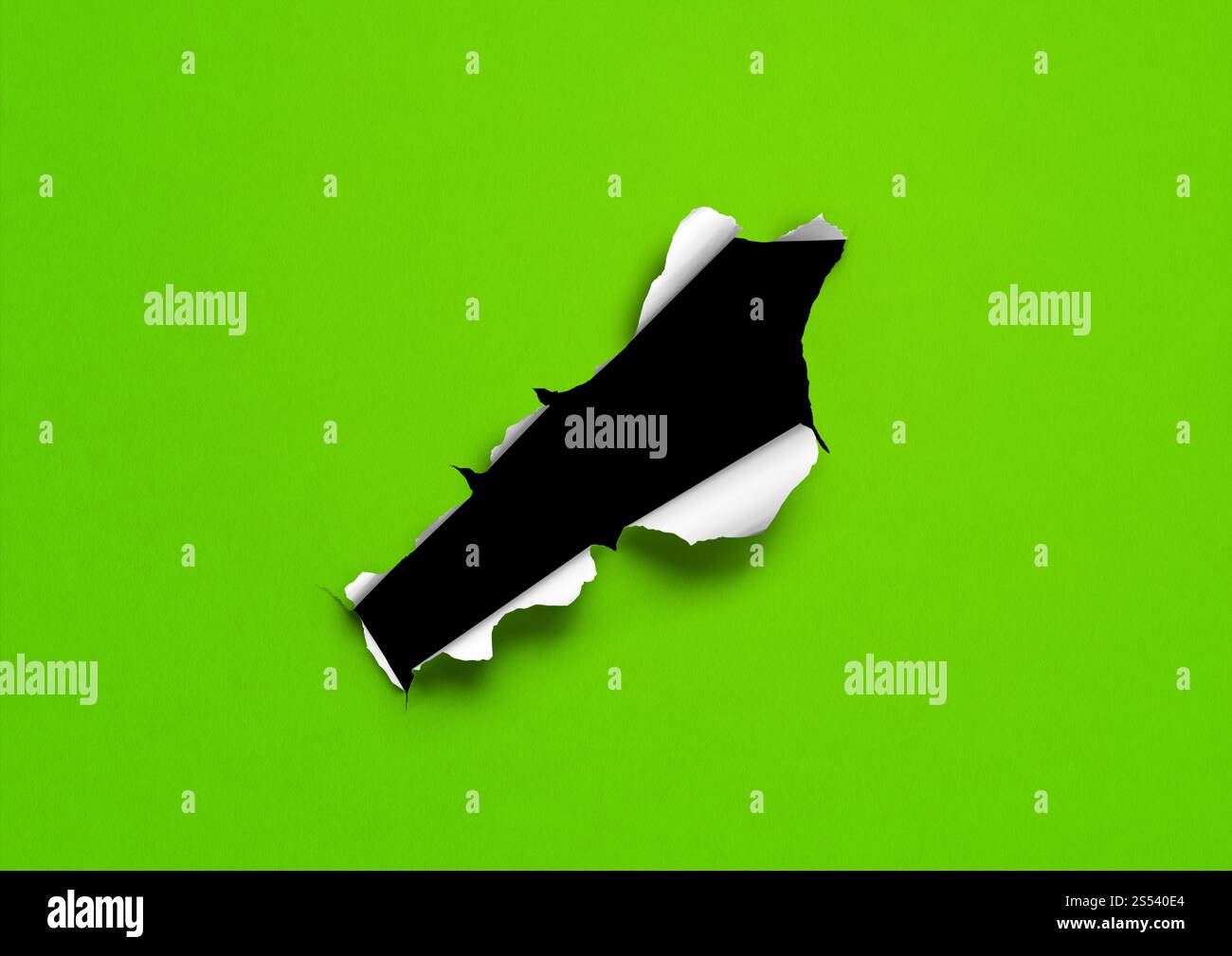 Papier vert déchiré avec trou noir. modèle d'arrière-plan vierge. Papier vert déchiré avec trou noir Banque D'Images