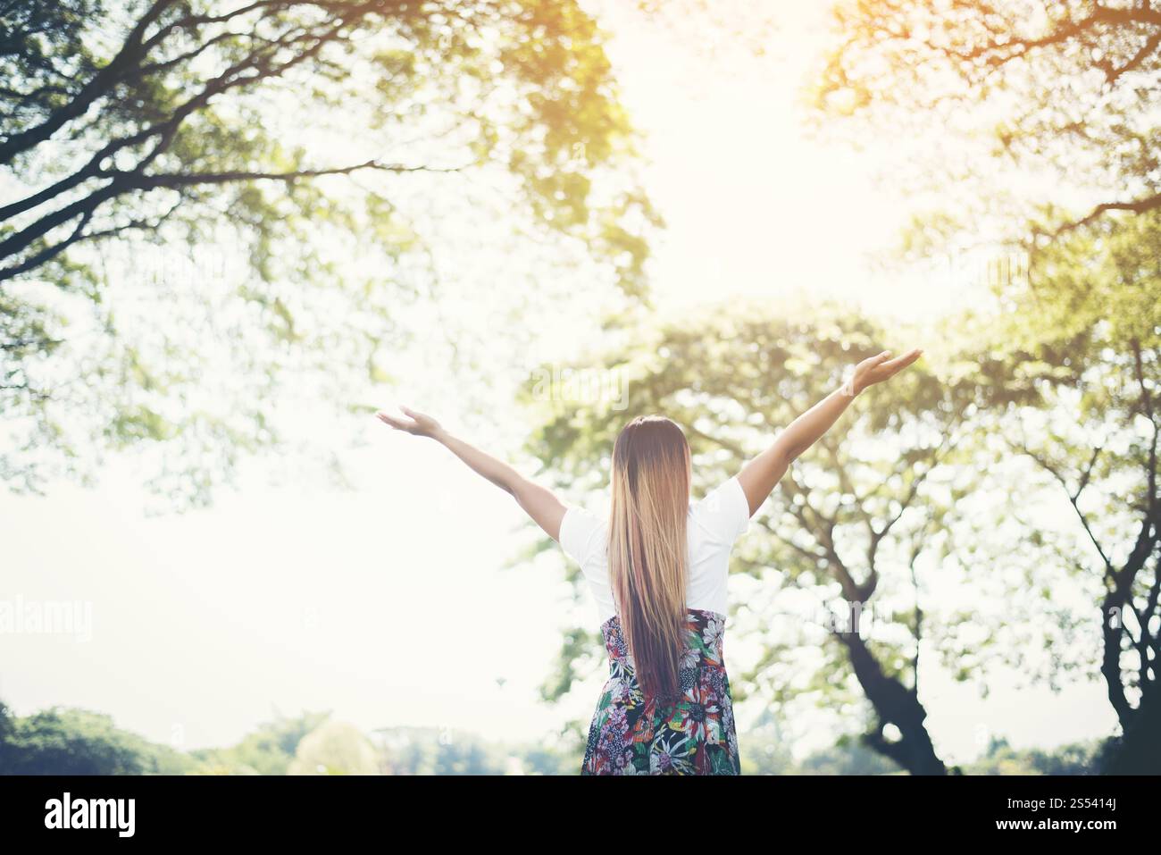 Heureuse femme dans le parc été avec des mains ouvertes, Le temps De Détente et le bonheur Banque D'Images