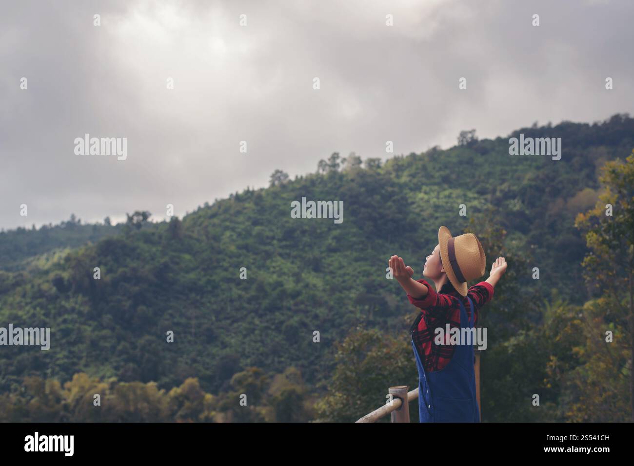 Femme se reposant en plein air, elle est heureuse et souriante Banque D'Images