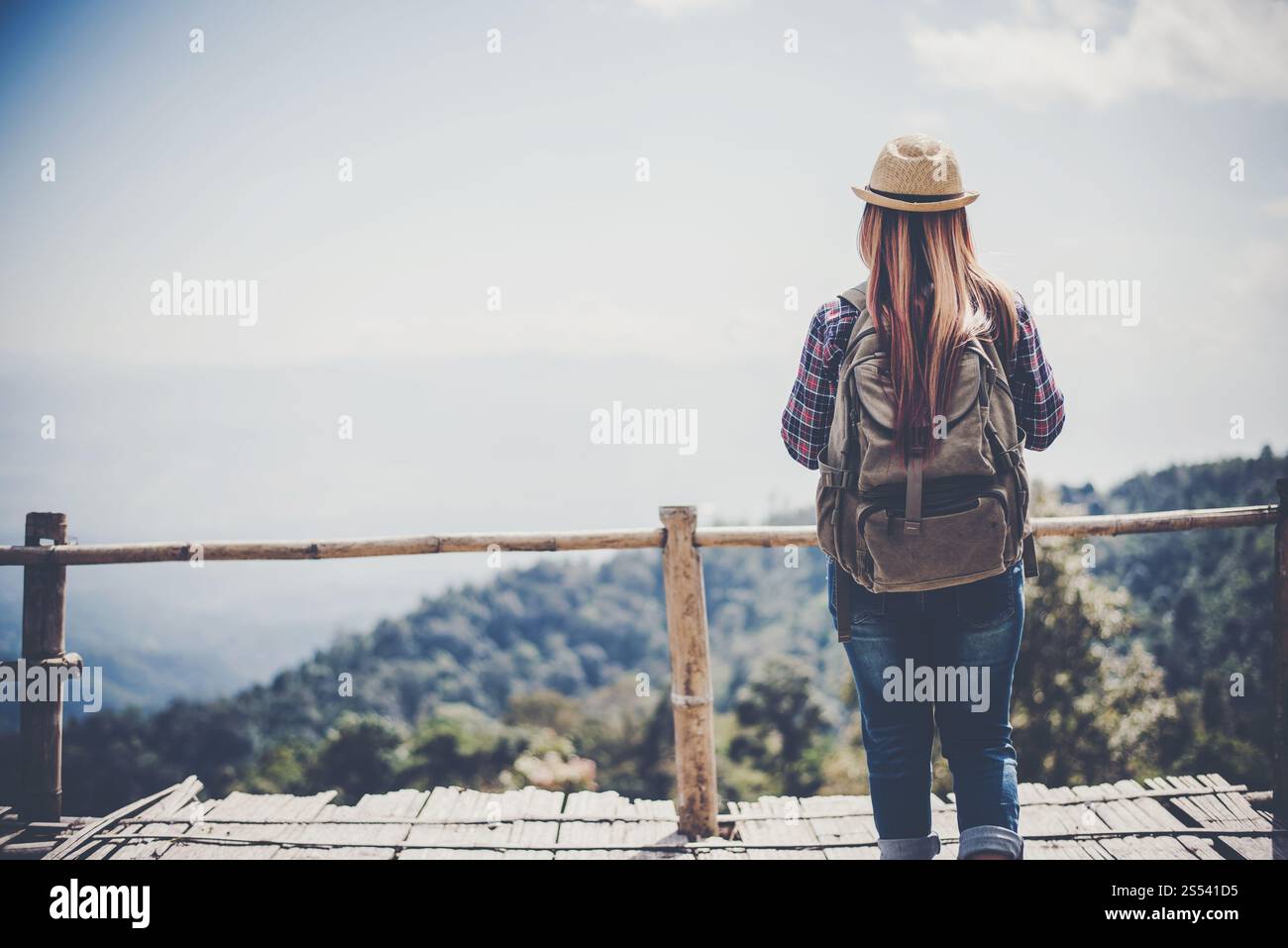Femme se reposant en plein air, elle est heureuse et souriante Banque D'Images