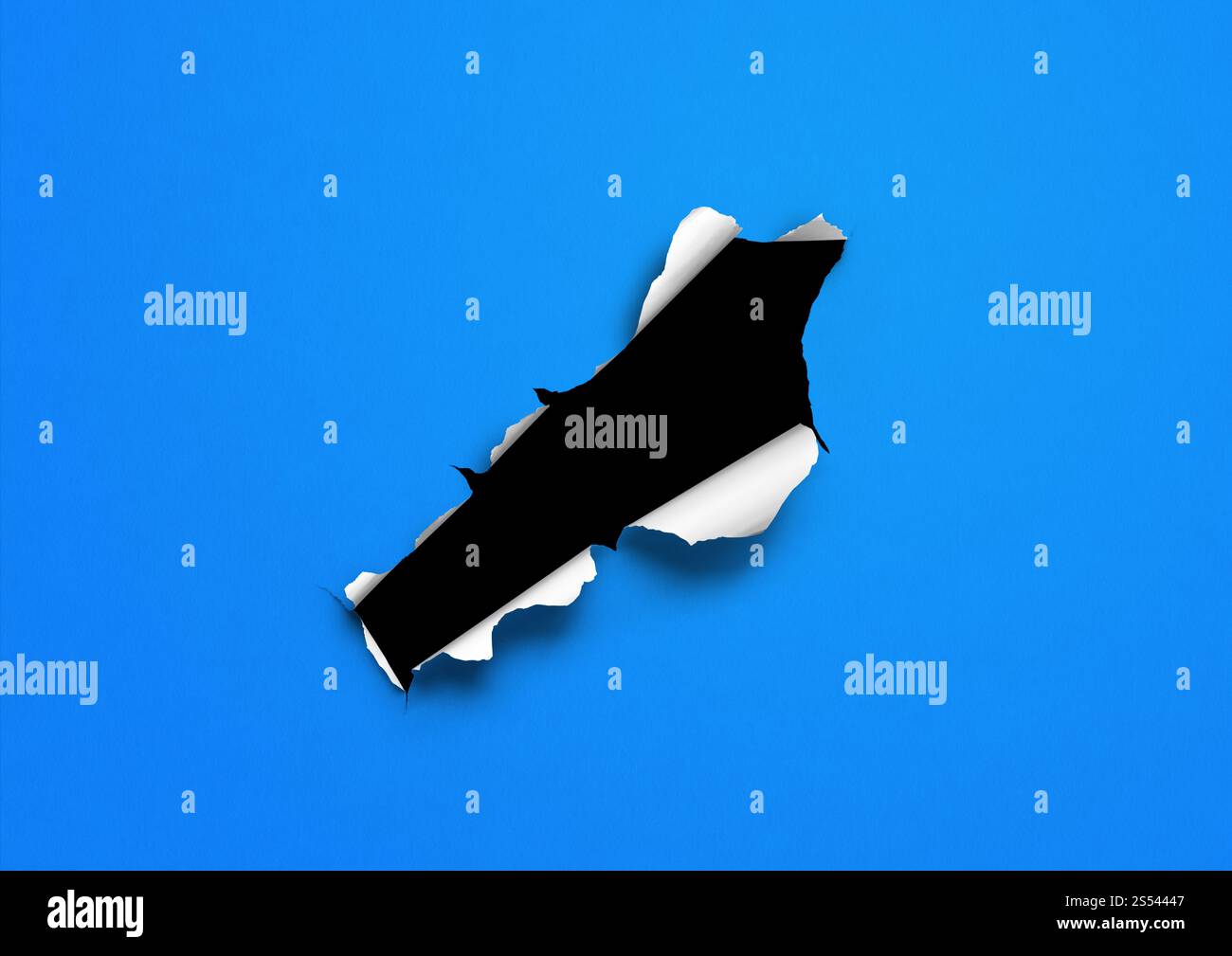 Papier bleu déchiré avec trou noir. modèle d'arrière-plan vierge. Papier bleu déchiré avec trou noir Banque D'Images