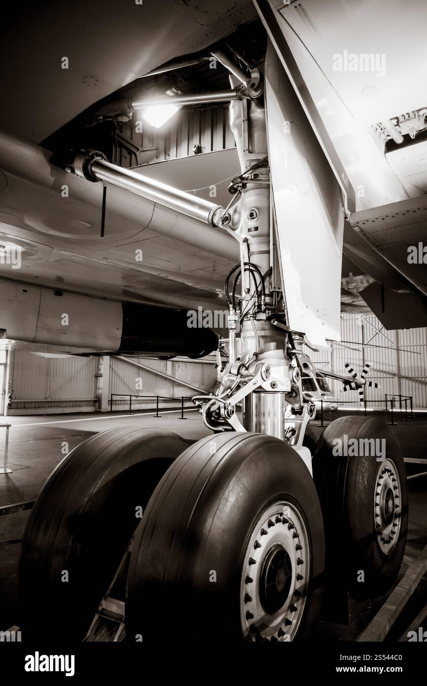 Détail du train d'atterrissage d'un avion commercial. Noir et blanc. Détail du train d'atterrissage d'un avion. Photo noir et blanc Banque D'Images
