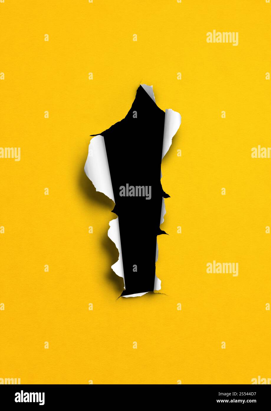 Papier jaune déchiré avec trou noir. modèle d'arrière-plan vierge. Papier jaune déchiré avec trou noir Banque D'Images