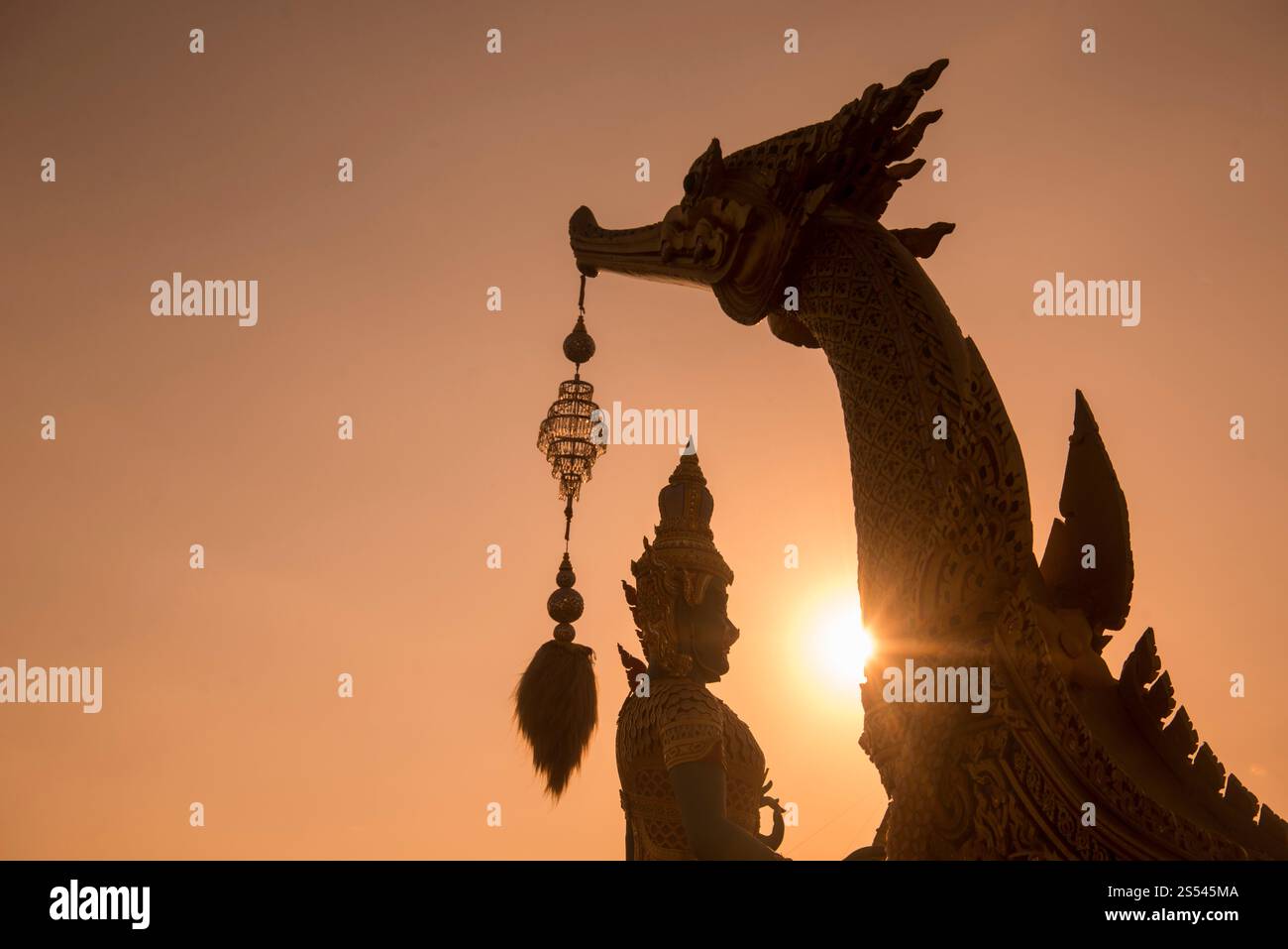 Une figure avant d'une barge royale lors d'une exposition sur la barge royale cérémonie au Sanam Luang Parc dans la ville de Bangkok en Thaïlande en Southest Banque D'Images