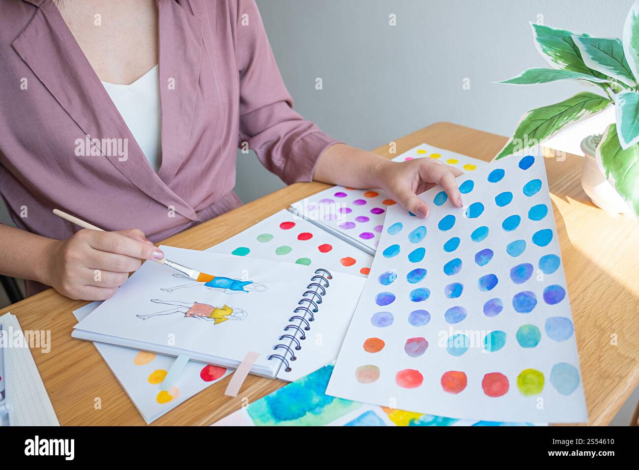 Stylisé Fashion Designer travailler comme esquisse de la nouvelle collection dans atelier Creative Design concept. Banque D'Images Stylisé Fashion Designer travailler comme esquisse de la nouvelle collection dans atelier Creative Design concept. Banque D'Images