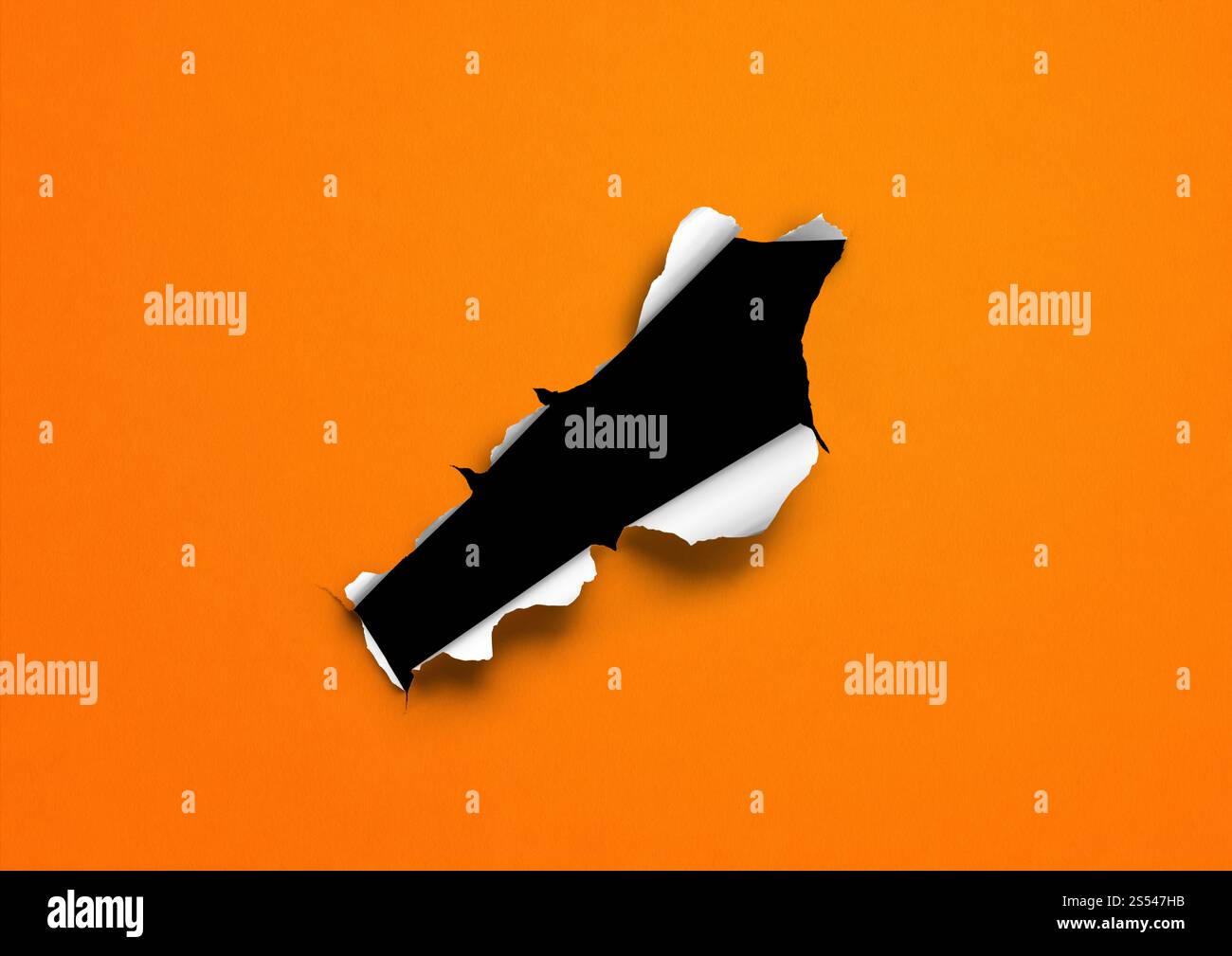 Papier déchiré orange avec trou noir. modèle d'arrière-plan vierge. Papier déchiré orange avec trou noir Banque D'Images