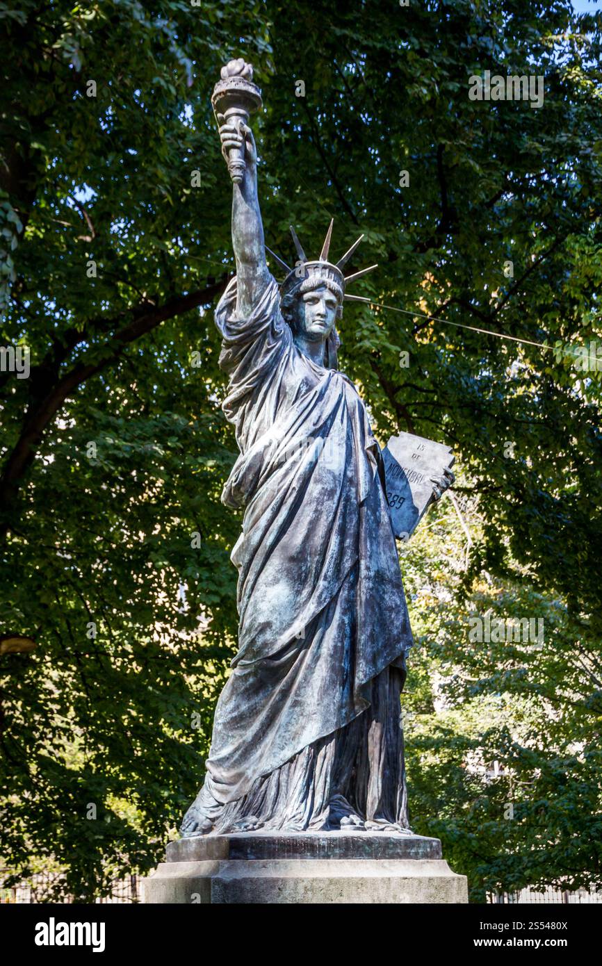 La statue de la liberté dans les jardins du Luxembourg, Paris, France. La statue de la liberté dans les jardins du Luxembourg, Paris Banque D'Images