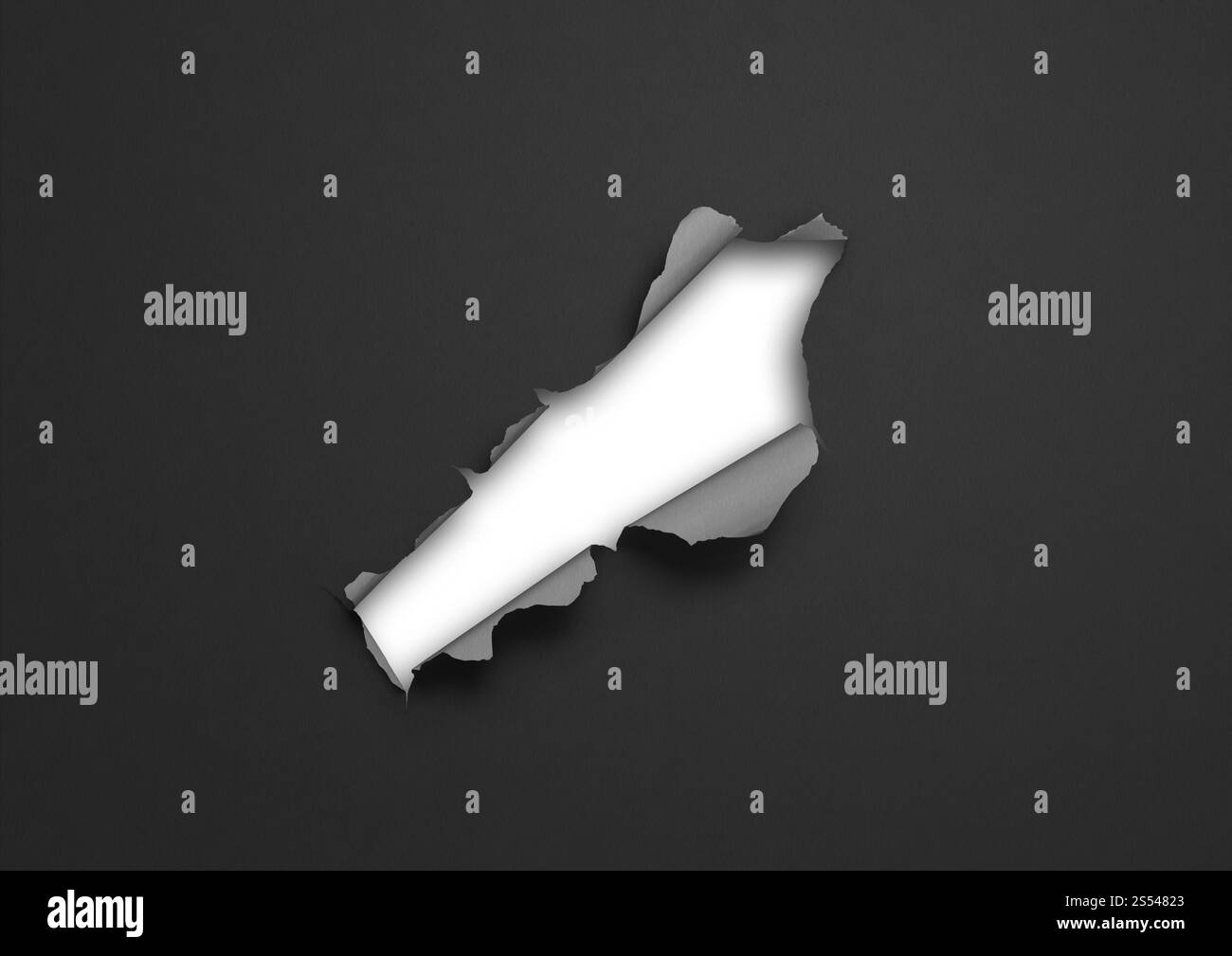 Papier noir déchiré avec trou. modèle d'arrière-plan vierge. Papier noir déchiré avec trou Banque D'Images