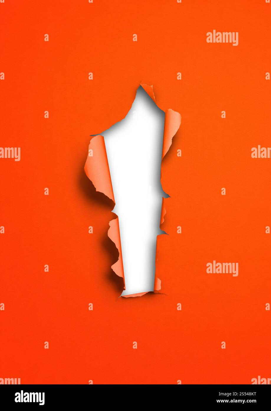 Papier rouge déchiré avec trou. modèle d'arrière-plan vierge. Papier rouge déchiré avec trou Banque D'Images