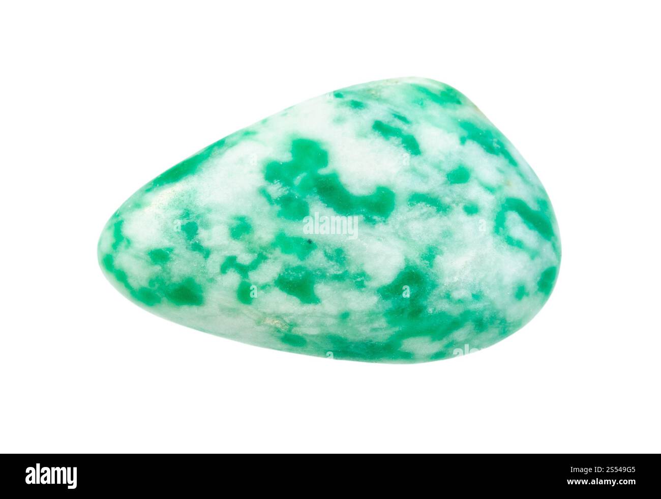 Gros plan de l'échantillon de minéral naturel de la collection géologique - pierre gemme amazonienne verte roulée isolée sur fond blanc. roulé vert Banque D'Images