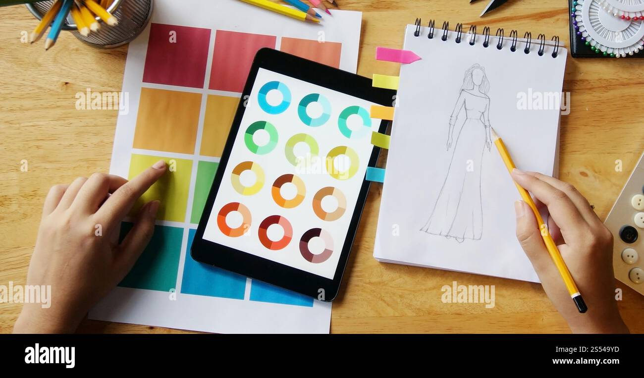 Créateur de mode élégant travail de croquis de la nouvelle collection dans l'atelier. Creative Design Concept. Banque D'Images Créateur de mode élégant travail de croquis de la nouvelle collection dans l'atelier. Creative Design Concept. Banque D'Images