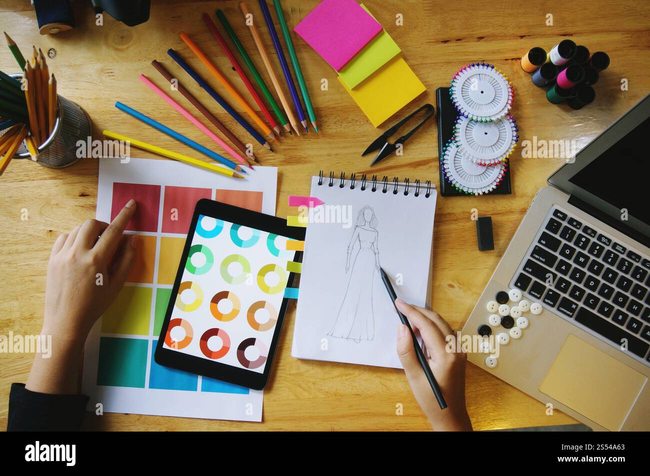 Créateur de mode élégant travail de croquis de la nouvelle collection dans l'atelier. Creative Design Concept. Banque D'Images Créateur de mode élégant travail de croquis de la nouvelle collection dans l'atelier. Creative Design Concept. Banque D'Images
