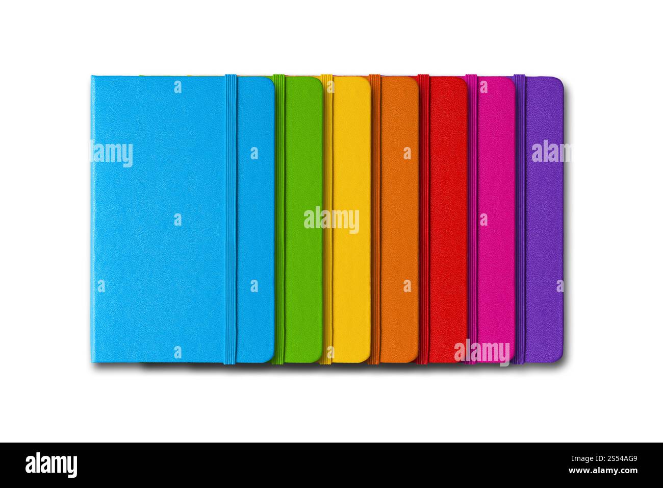 Gamme d'ordinateurs portables fermés multicolores isolés sur blanc. Gamme d'ordinateurs portables multicolores fermés Banque D'Images