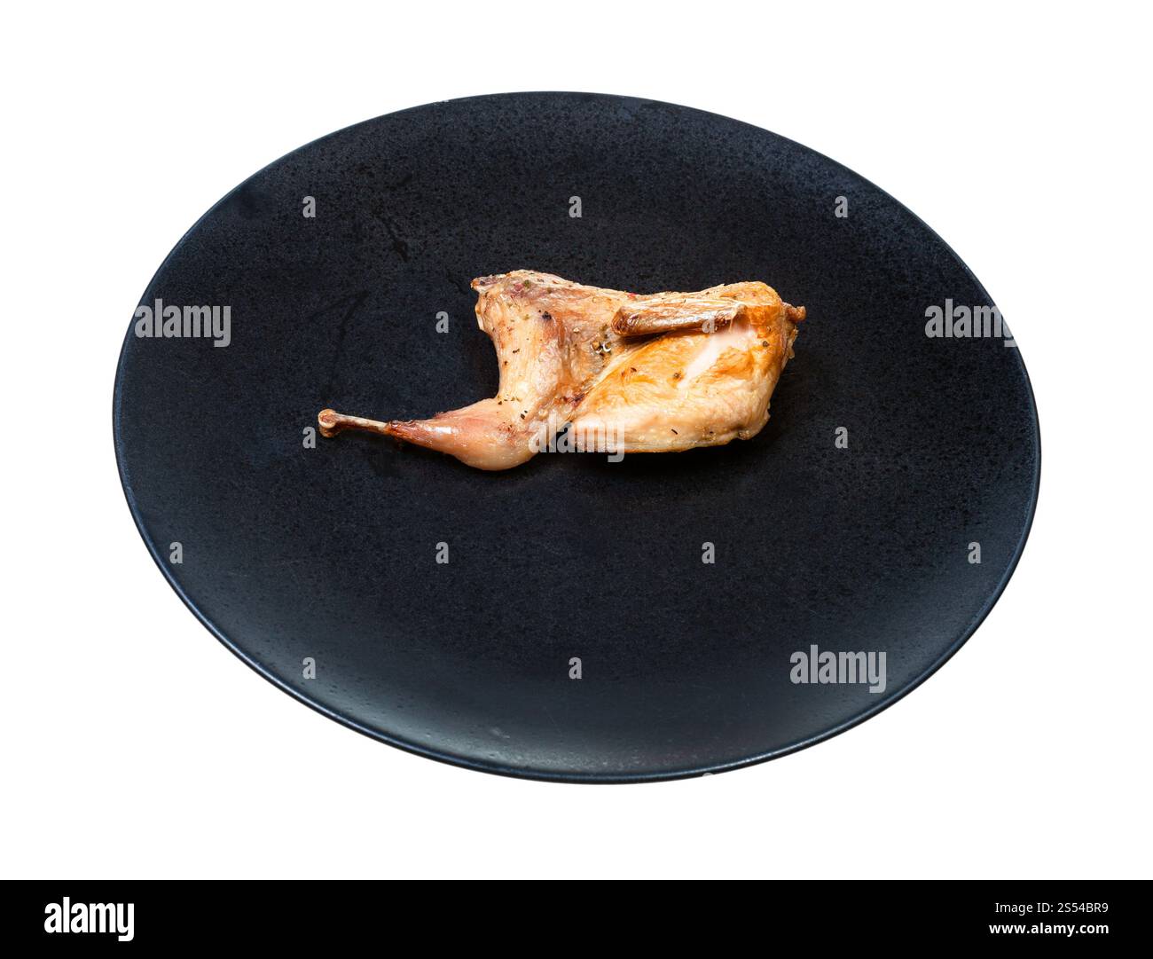 la moitié de caille frite sur plaque noire isolée sur fond blanc. la moitié de caille frite sur plaque noire isolée Banque D'Images