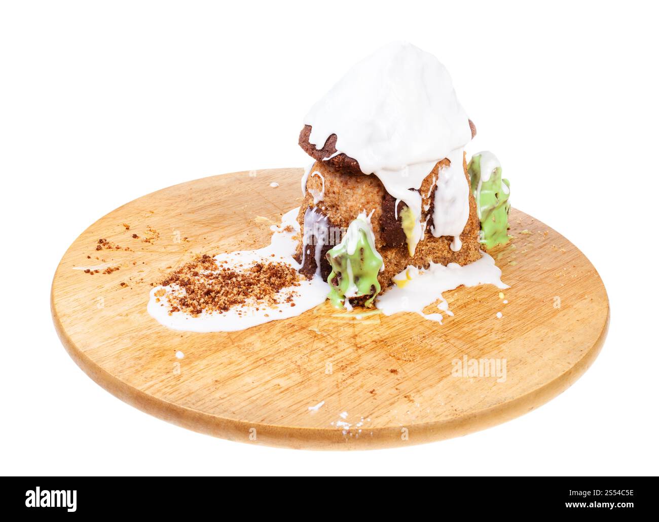 Maison en pain d'épice faite maison sur planche de bois isolé sur fond blanc. Maison en pain d'épice faite maison sur planche de bois Banque D'Images