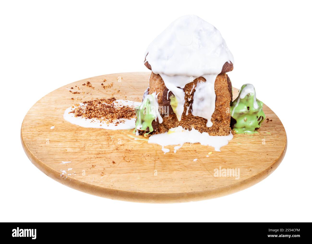 Maison en pain d'épice faite à la main sur planche de bois isolé sur fond blanc. Maison en pain d'épice faite à la main sur planche de bois Banque D'Images