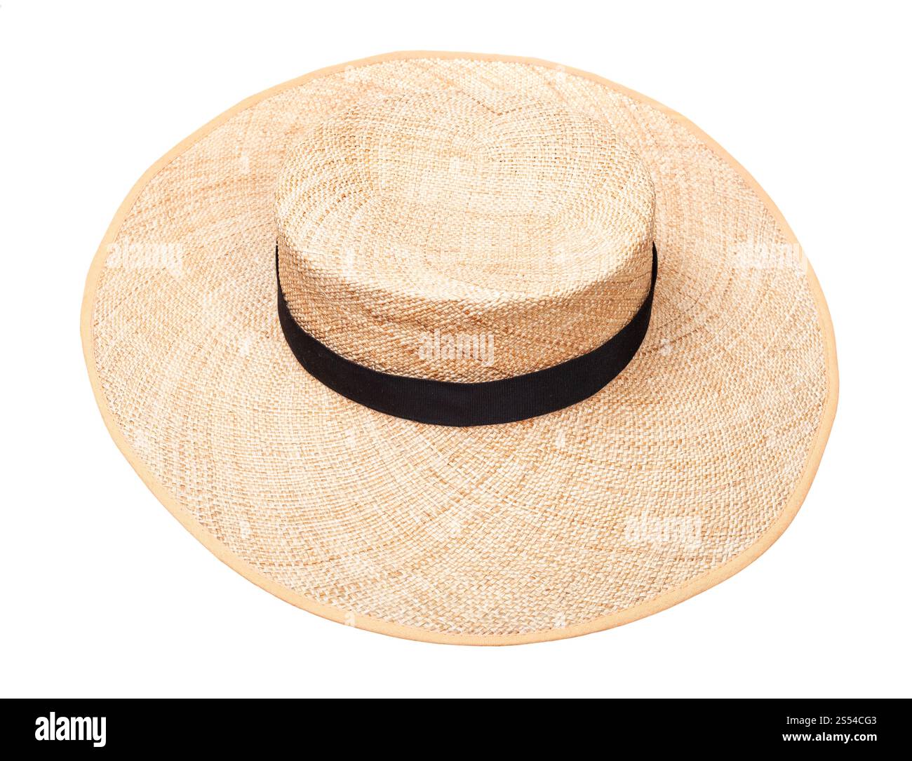 chapeau de paille à large bord avec bande noire sur couronne isolé sur fond blanc. chapeau de paille à large bord avec bande noire sur la couronne Banque D'Images